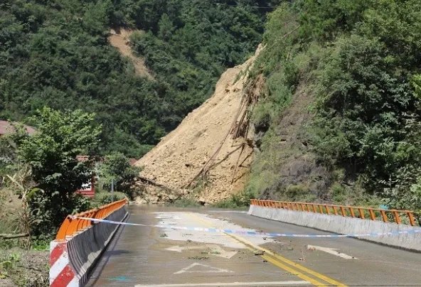 陕西一地山体滑坡土石树木倾泻而下，绵延2公里，是否有造成伤亡情况？