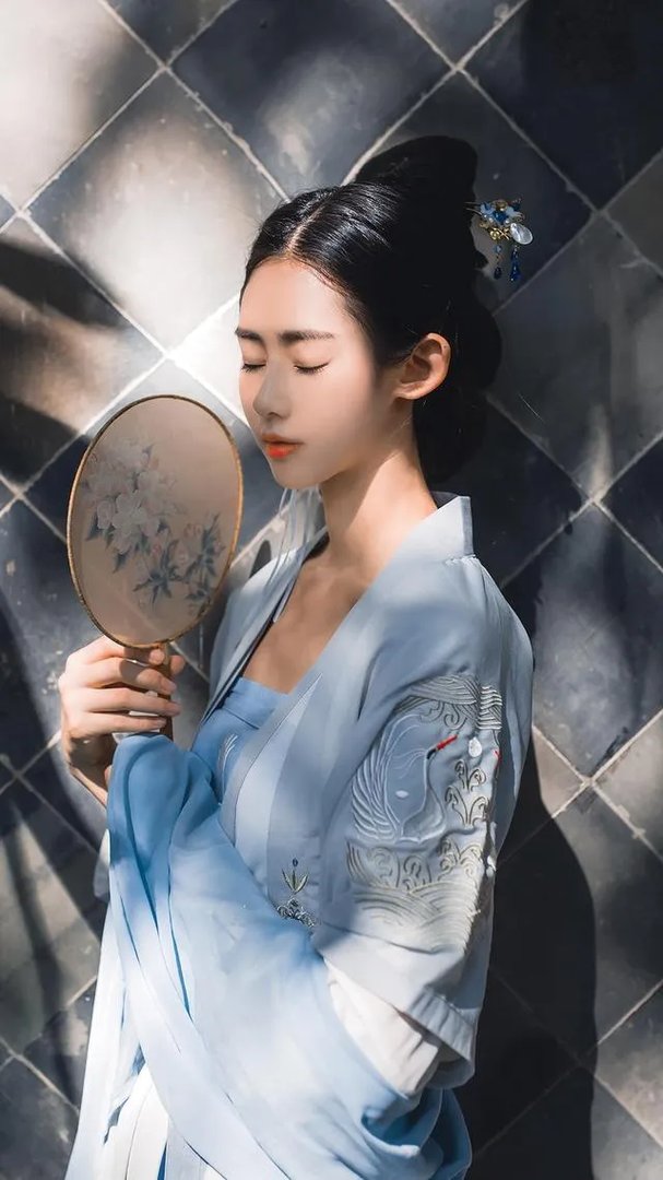 辛晓琪《俩俩相忘》歌词中“眉间放一字宽”是什么意思？