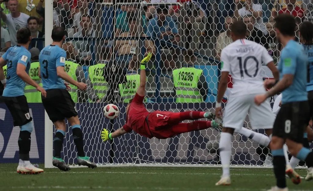 瓦拉内头球破门为法国队立下首功吗？