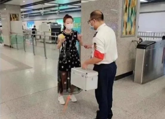 西安地铁为乘客送创可贴被指形式主义 删博并诚恳致歉