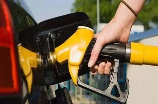 国内油价迎今年来最大降幅，这对车主都有什么好处？