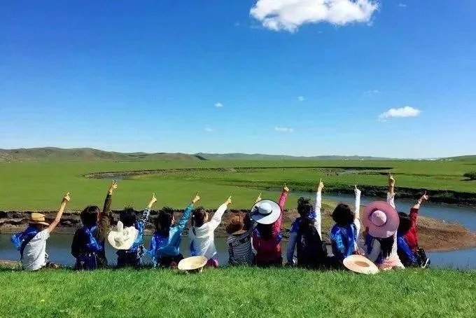 女子景区抱电脑边工作边游玩，这样的旅游还有意义吗？