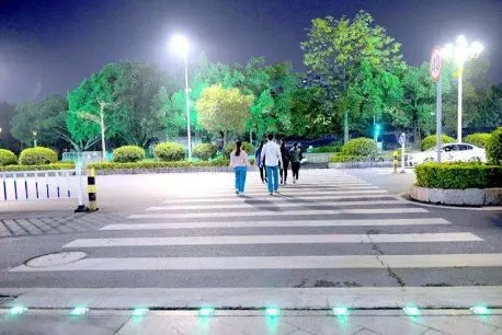 广州现地上红绿灯，地上红绿灯是否会普及到各大城市呢？