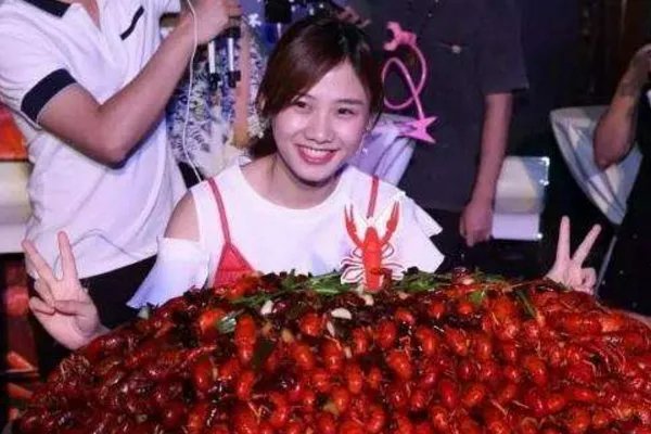 央视批有的所谓大胃王吃播浪费严重，吃播应该喊停吗？