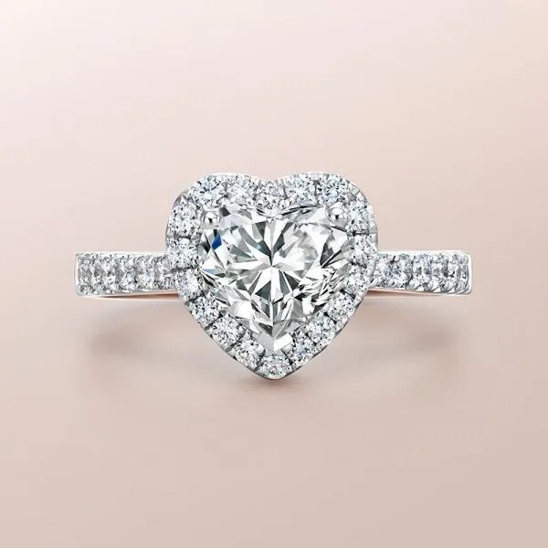 结婚钻戒定制好还是买成品好？