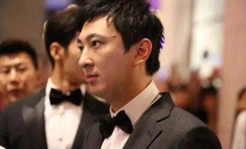 王思聪穿黄色奢华滑雪服现身张家口，遭到了网友怎样的调侃？