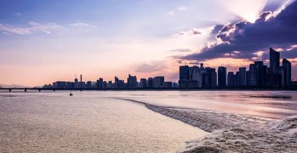 关于“钱塘江大潮”的名诗名句有哪些？