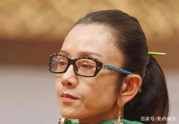 视为杨丽萍接班人，后来放弃舞蹈，小彩旗现状怎么样？