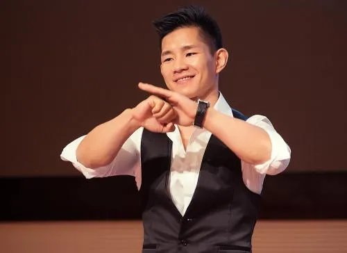 中国拳手杨建平遭日本拳王吐口水，一脚踢翻日本教练，该不该？