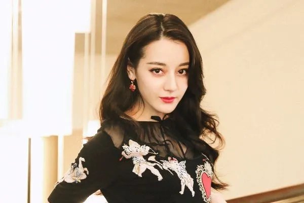 女子花费百万整容成为刘亦菲，娱乐圈有哪些行走的整容模板？