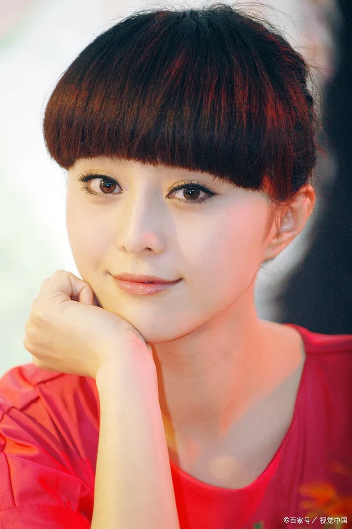 范冰冰参加过生日聚会，和员工合影的照片太出众了，她身边的男人是谁？