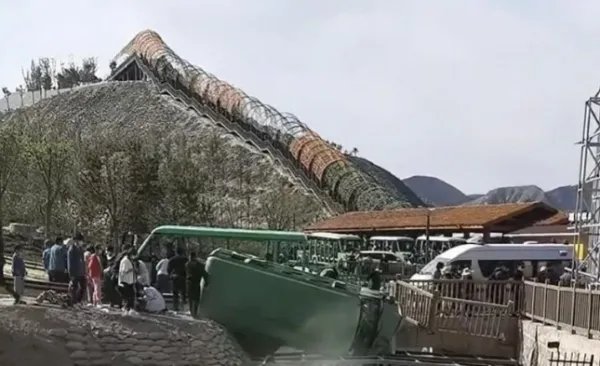 兰州野生动物园的一辆观光车侧翻，多人掉下深沟，目前救援情况如何？