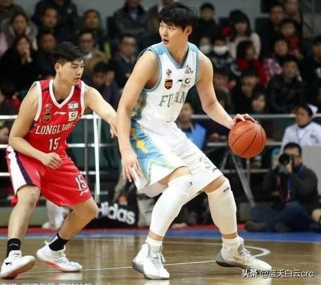 韩德君和王哲林，谁才是目前CBA第一中锋？