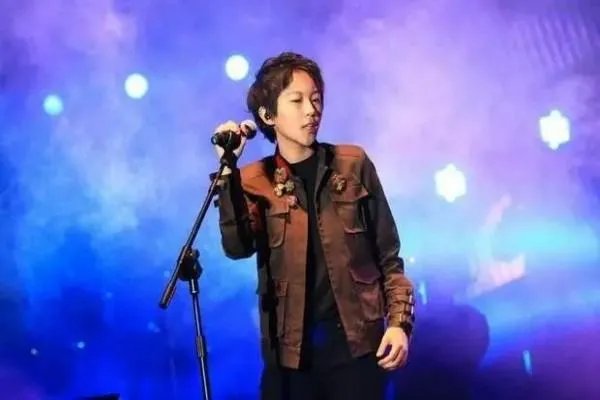 实力据说都已经超越母亲王菲的窦靖童，出道至今她有哪些堪称经典的歌曲？