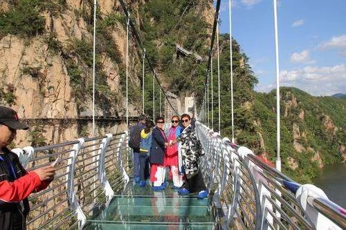 本溪虎谷峡景区玻璃栈道发生多起事故，事故起因是什么？