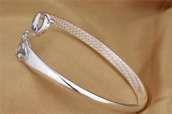 银饰店十大品牌排行榜：周大福上榜，蒂芬尼第一