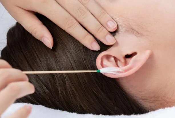 游泳时耳朵进水可用哪种方法排出