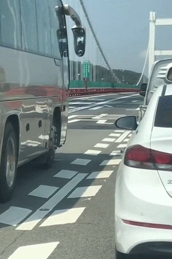 今天看到虎门大桥的视频,桥面一鼓一鼓的很可怕,真是因加1.2米高的挡墙引发的吗?