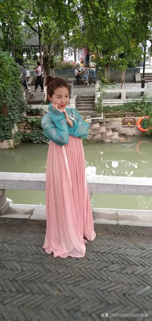 人像摄影中，你认为旗袍与汉服哪个更能拍出中国女人的韵味？你喜欢拍哪一种服装？