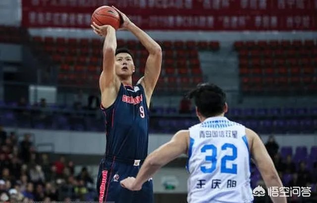 CBA季前赛，广东队与青岛队的比赛中，现场球迷为什么在第四节不断喊“上阿联”呢？
