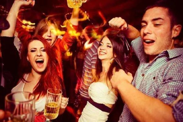 是什么原因导致美国多所大学出现严重疫情情况？