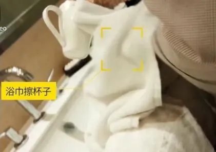 CRT阿姨为什么用浴巾擦地