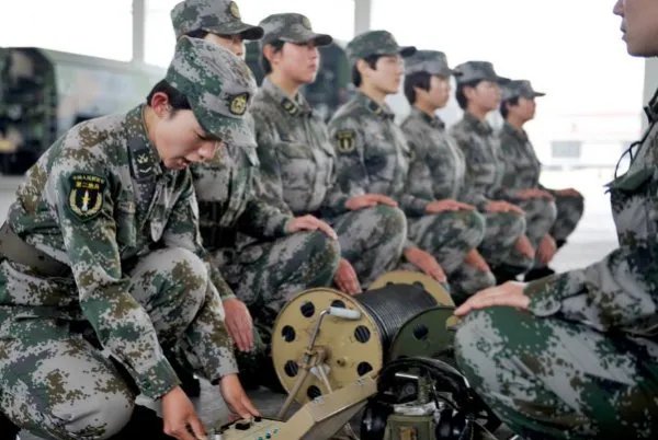 平均不满23岁女兵给导弹做体检，都有哪些岗位的女性活出了生命的不平凡？