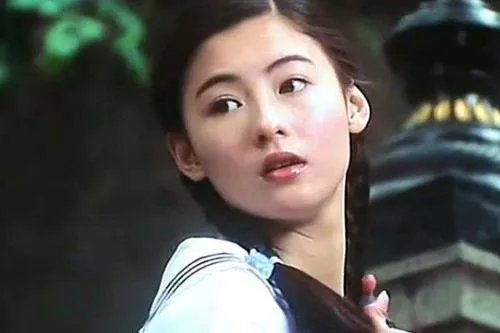 张柏芝肚子明显凸起，她是又怀孕了吗？