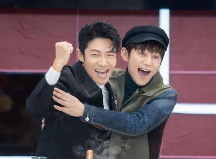 撒贝宁升级当爸爸，何炅提着礼物去看孩子，撒贝宁当时是怎么做的？