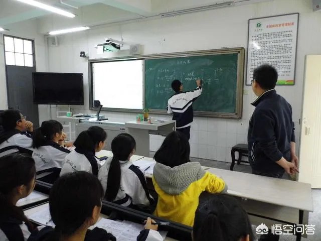 最近深圳名师胡红梅因为学术抄袭在网上很火，网友们怎么看她的成名之路呢？