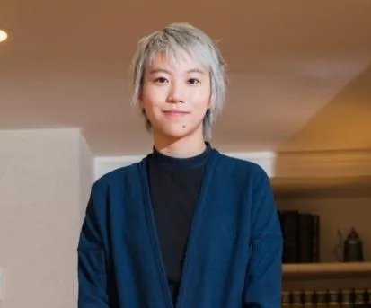 窦靖童给奶奶庆生，如何评价窦靖童的性格？