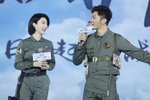 范冰冰机场全家福缺了范丞丞，为了“避嫌”，不在一起，真的是这样？