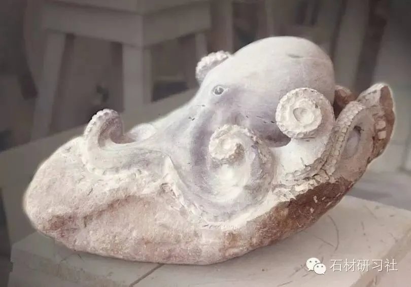 用大理石雕塑固定小动物精彩瞬间