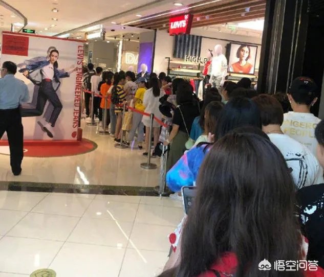 歌手薛之谦服装店开业，一小时店铺被粉丝买空，明星赚钱为什么这么容易？