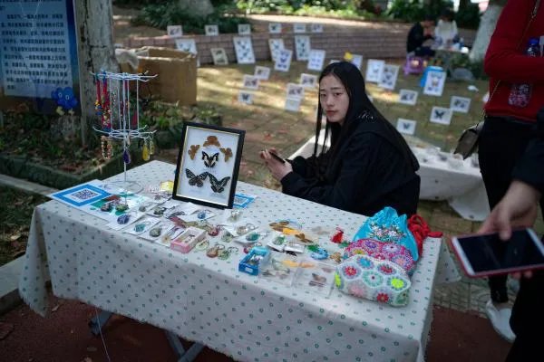 如果从市场批发进货袜子,价格为1元3元5元在校园零售该如何定价？