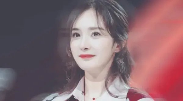 杨幂当众挖鼻孔是怎么回事？