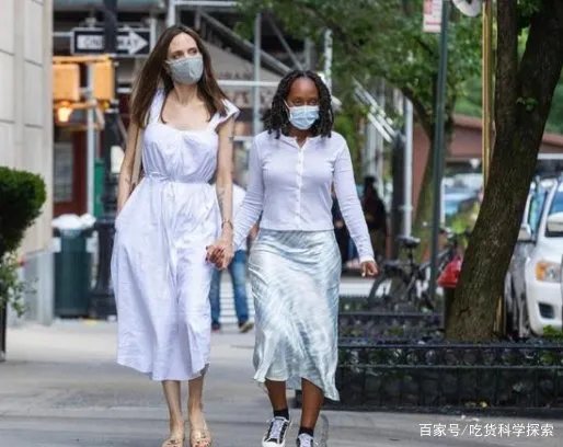 安吉丽娜朱莉暴瘦好憔悴，全身骨感青筋凸起，你喜欢她吗？