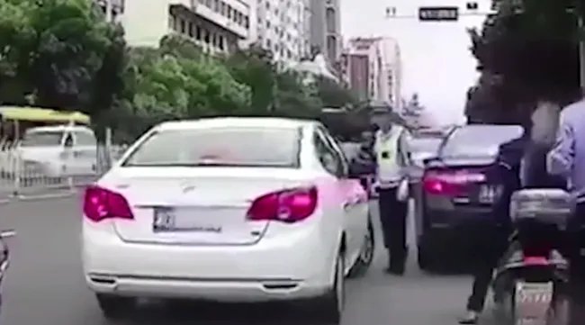 交警为何被指碰瓷执法？