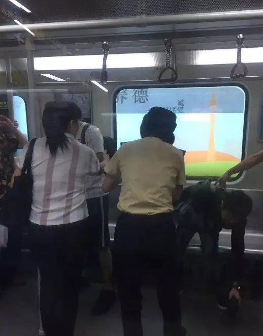 上海一男一女地铁互殴均被刑拘,双方引发争执的原因是什么?