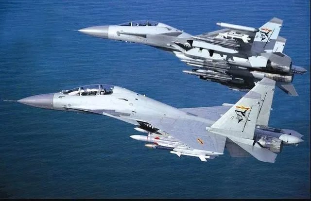 山东舰最新海上训练，看到歼-15上舰，还有多久形成战斗力？