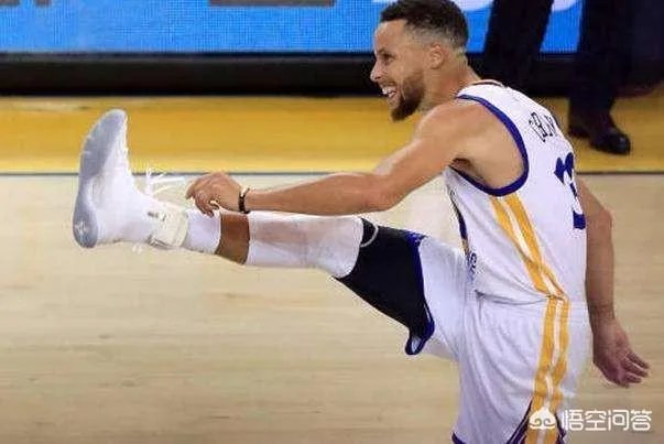 扣篮真的难，库里暴扣被吹无效，记者调侃：在裁判那库里扣篮永不会发生，你怎么看？