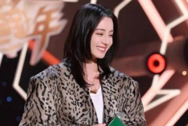 迪丽热巴09年毕业合照曝光  扎着马尾清纯十足