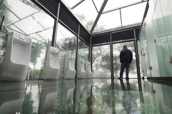 你认为日本公园的透明厕所是怎么回事呢？