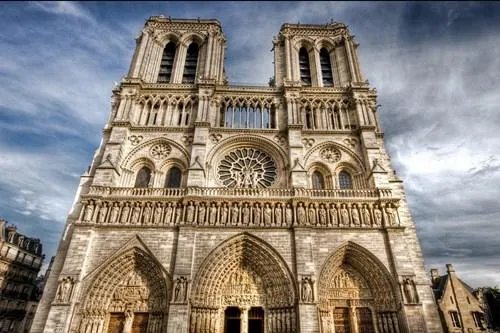 据报道,巴黎圣母院前广场暂时关闭,关闭的原因是什么?