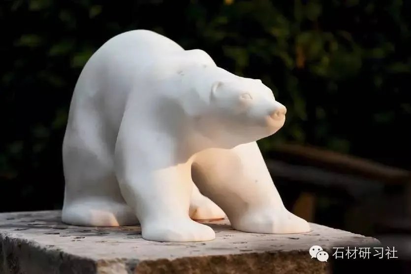 用大理石雕塑固定小动物精彩瞬间