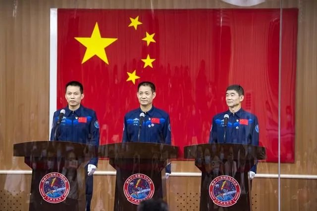 神舟十二号载人飞船的宇航员什么时候返回地球？