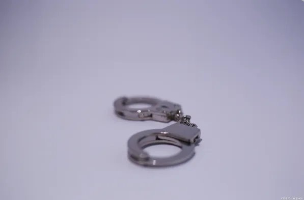 丈夫发现妻子和别人在一起，最后的结局自己进监狱，原因何在？