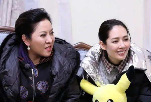 自从郭碧婷被拍到大肚照以来,为何她和向佐的感情现状成为网友热议焦点?