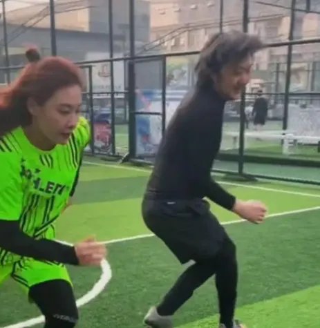 王大治久违现身,约美女踢球累到大口喘气,为何多年未拍戏?