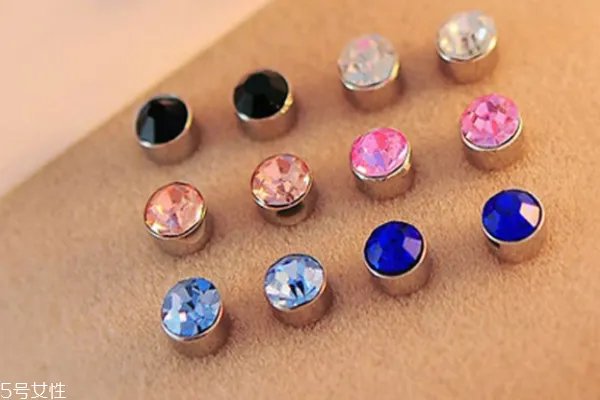 吸铁石耳钉怎么戴 按照步骤来